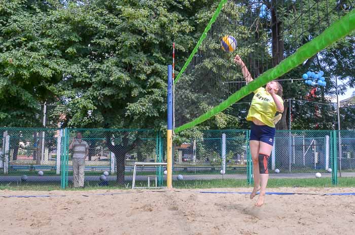 Group of people playing volleyball Группа людей играющих в волейбол