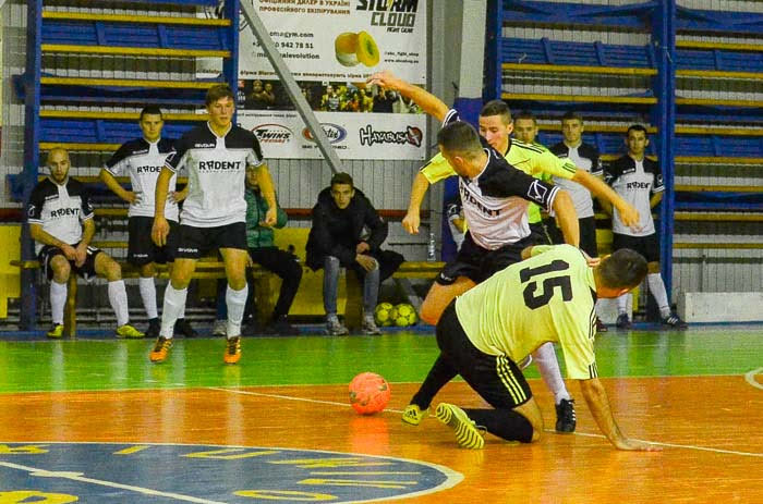 Group of people playing mini football Группа людей играющих в мини-футбол