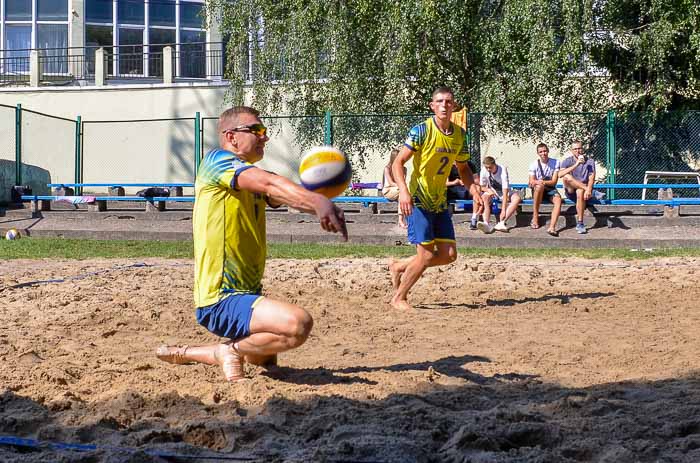 Group of people playing volleyball Группа людей играющих в волейбол