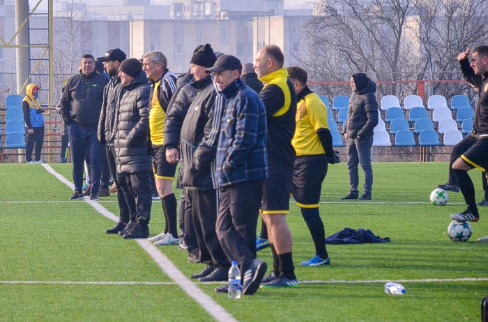 Group of people playing mini football Группа людей играющих в мини-футбол