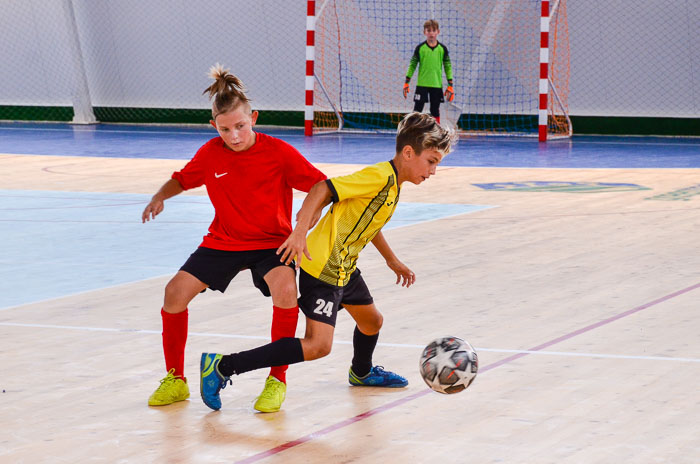 Group of people playing mini football Группа людей играющих в мини-футбол