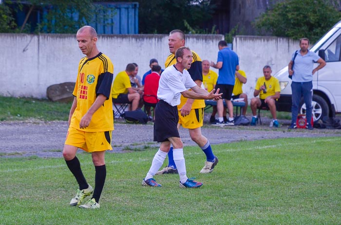 Group of people playing mini football Группа людей играющих в мини-футбол