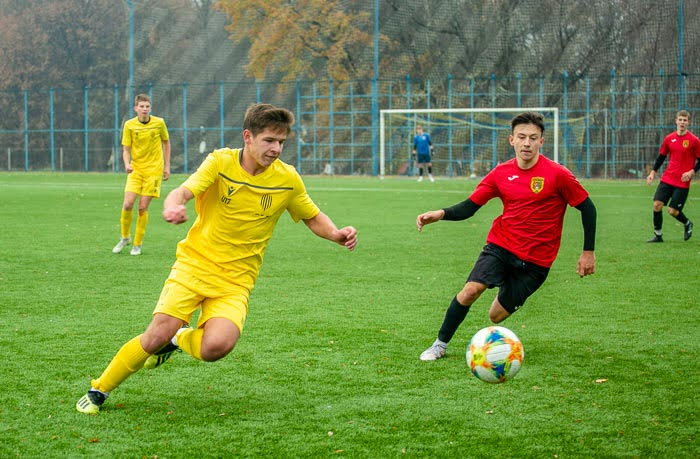 Group of people playing mini football Группа людей играющих в мини-футбол