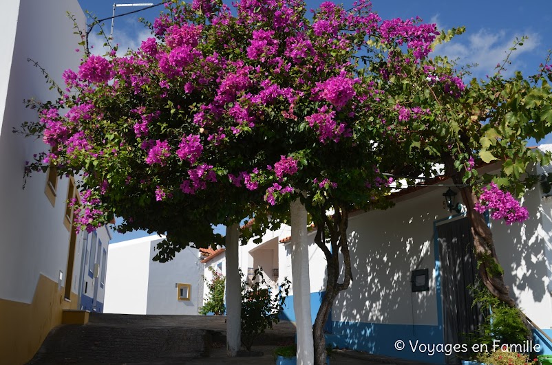 Monsaraz, Escritas de pedra e cal - Outeiro