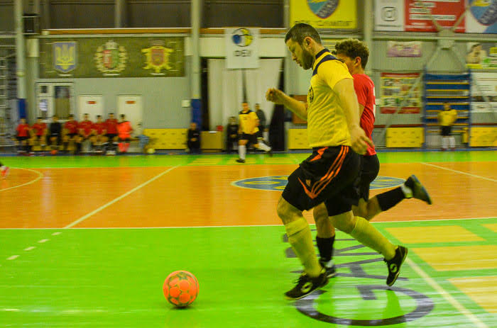 Group of people playing mini football Группа людей играющих в мини-футбол