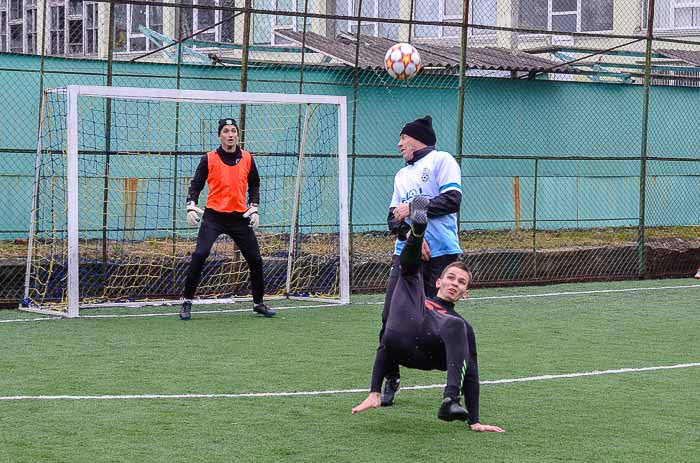 Group of people playing mini football Группа людей играющих в мини-футбол