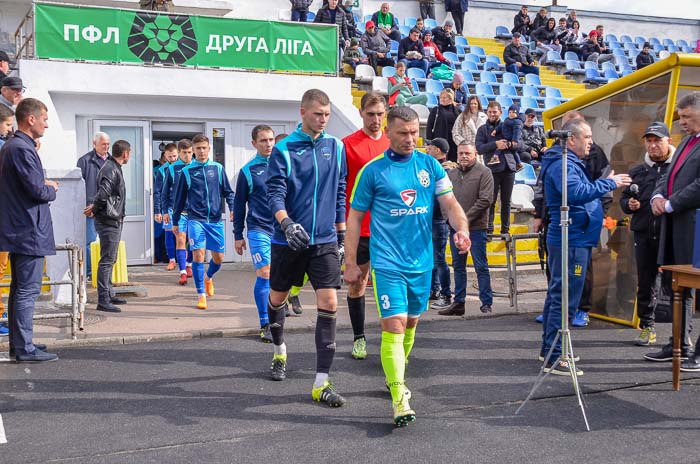 Group of people playing mini football Группа людей играющих в мини-футбол