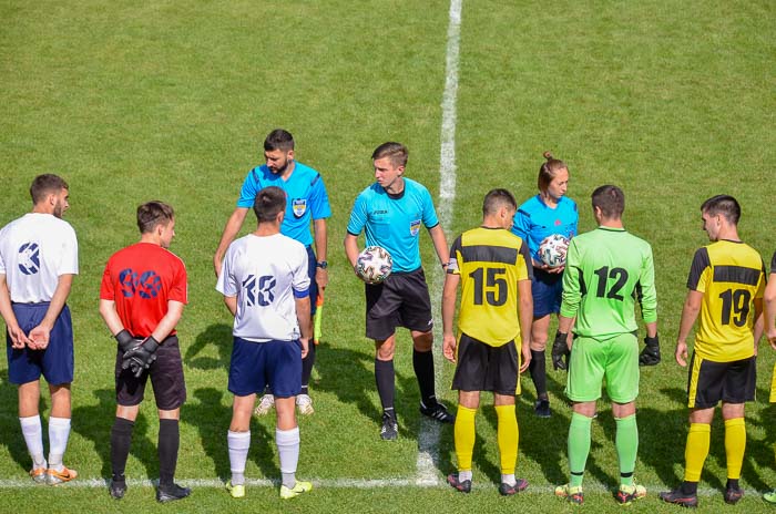 Group of people playing mini football Группа людей играющих в мини-футбол