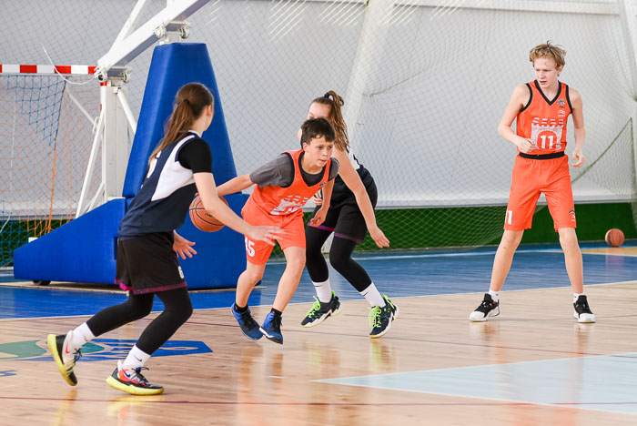 Group of people playing mini football Группа людей играющих в мини-футбол