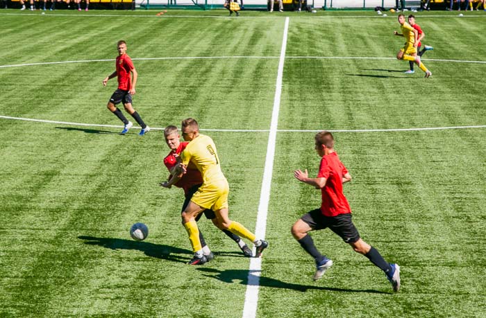 Group of people playing mini football Группа людей играющих в мини-футбол