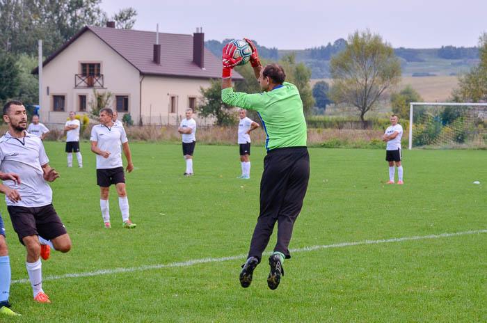 Group of people playing mini football Группа людей играющих в мини-футбол