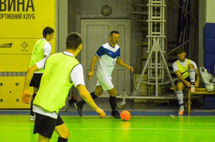 Group of people playing mini football Группа людей играющих в мини-футбол