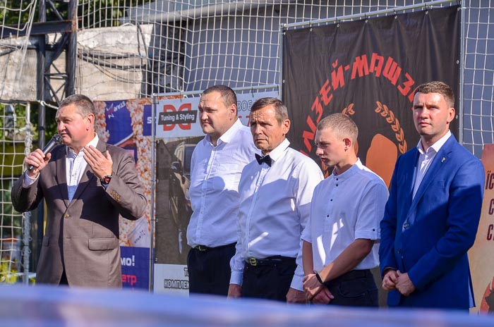 Group of people playing mini football Группа людей играющих в мини-футбол