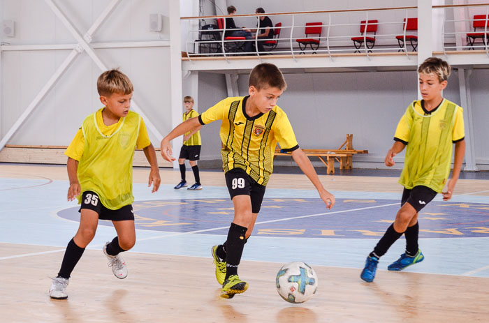 Group of people playing mini football Группа людей играющих в мини-футбол