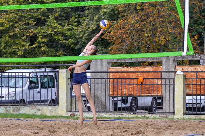 Group of people playing volleyball Группа людей играющих в волейбол