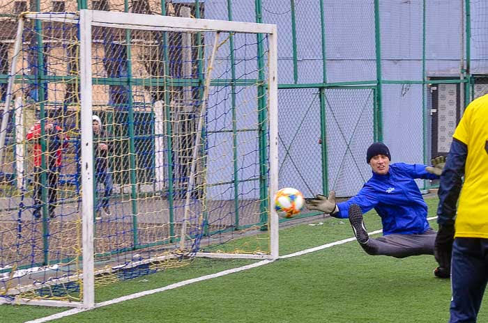 Group of people playing mini football Группа людей играющих в мини-футбол