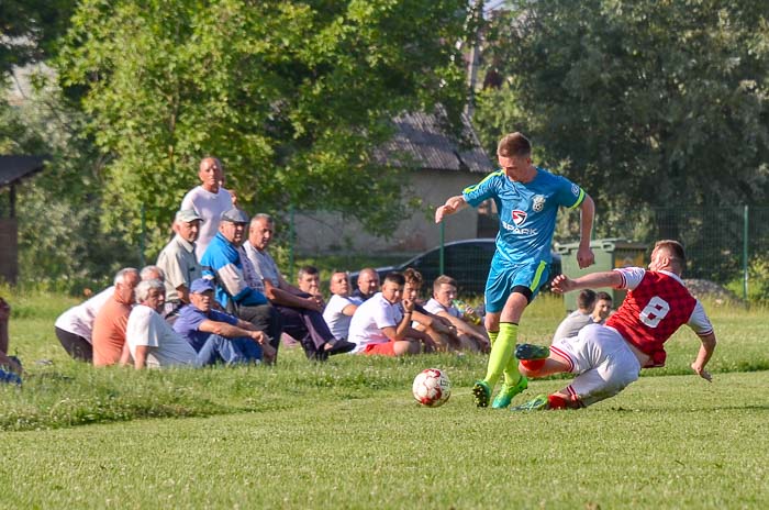 Group of people playing mini football Группа людей играющих в мини-футбол