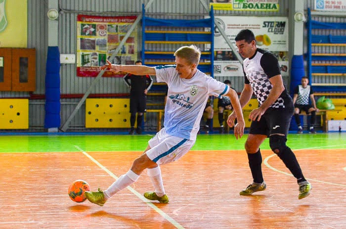 Group of people playing mini football Группа людей играющих в мини-футбол