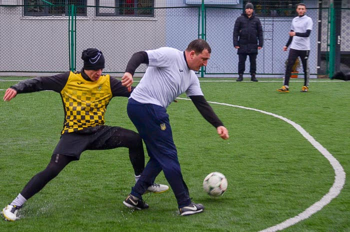 Group of people playing mini football Группа людей играющих в мини-футбол