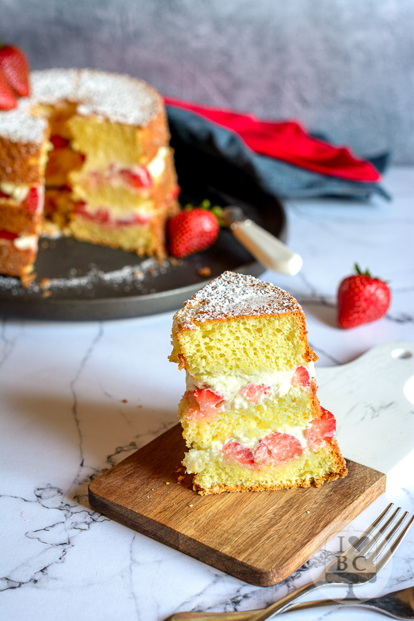 Pastel Chiffon de fresas con nata | ILoveBundtCakes