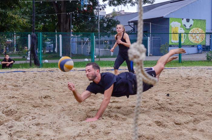 Group of people playing volleyball Группа людей играющих в волейбол