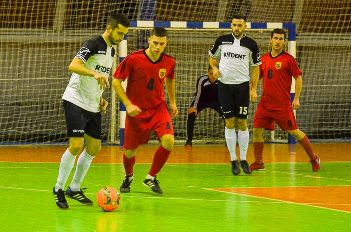 Group of people playing mini football Группа людей играющих в мини-футбол