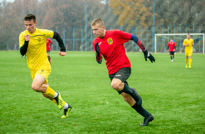 Group of people playing mini football Группа людей играющих в мини-футбол