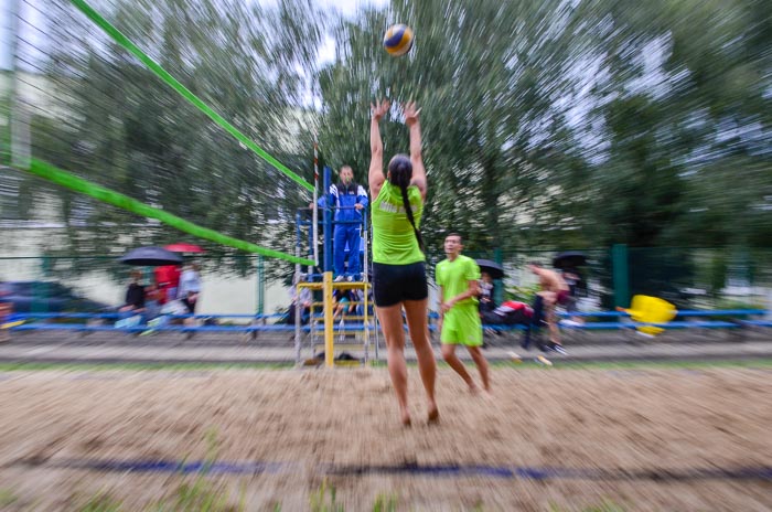 Group of people playing volleyball Группа людей играющих в волейбол