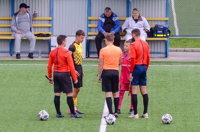 Group of people playing mini football Группа людей играющих в мини-футбол