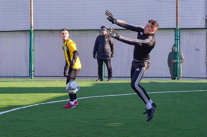 Group of people playing mini football Группа людей играющих в мини-футбол