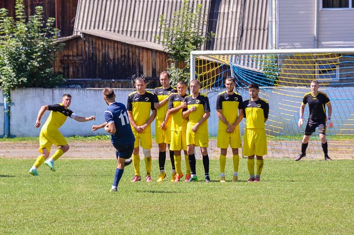 Group of people playing mini football Группа людей играющих в мини-футбол