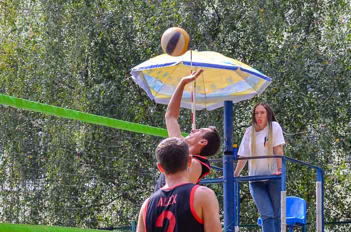 Group of people playing volleyball Группа людей играющих в волейбол