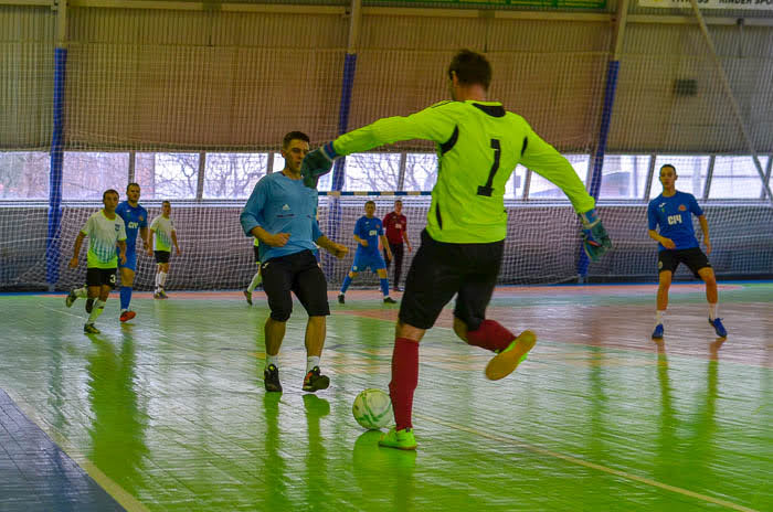 Group of people playing mini football Группа людей играющих в мини-футбол