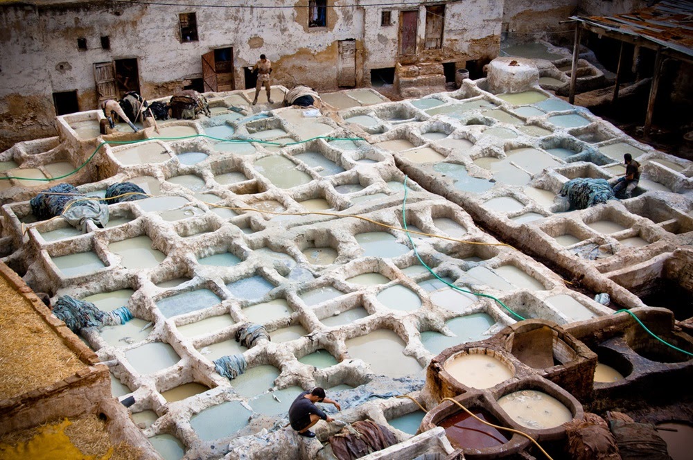 Os curtumes de couro em Fez no Marrocos