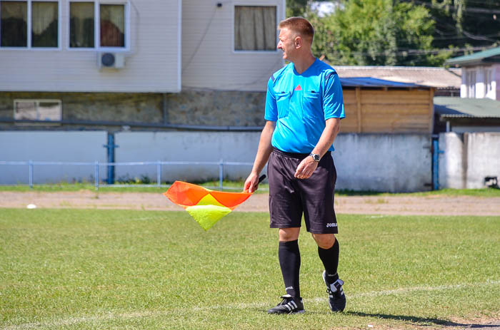 Group of people playing mini football Группа людей играющих в мини-футбол