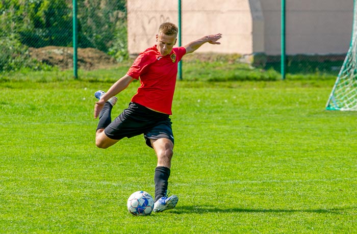 Group of people playing mini football Группа людей играющих в мини-футбол