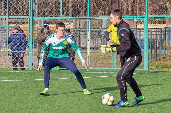 Group of people playing mini football Группа людей играющих в мини-футбол