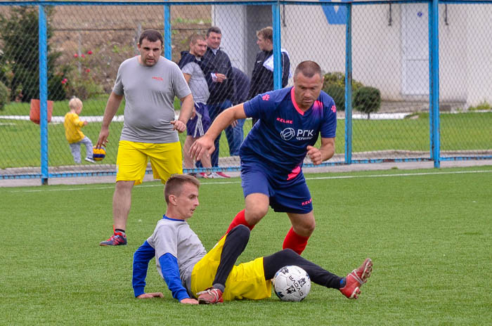 Group of people playing mini football Группа людей играющих в мини-футбол