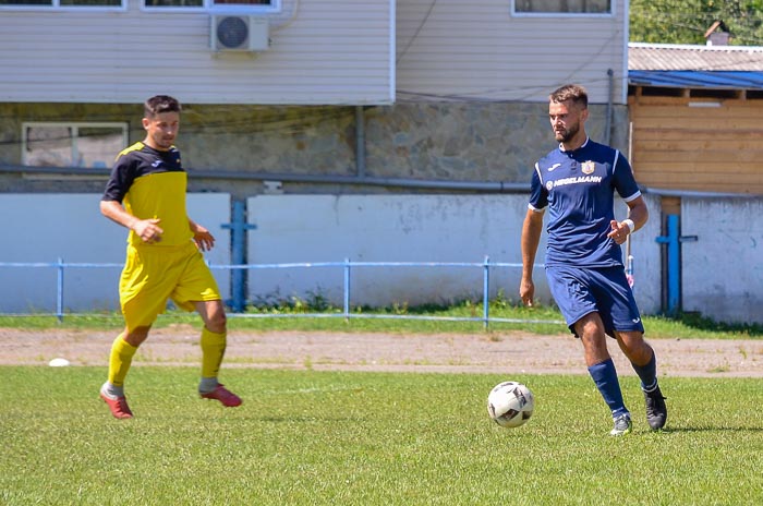 Group of people playing mini football Группа людей играющих в мини-футбол