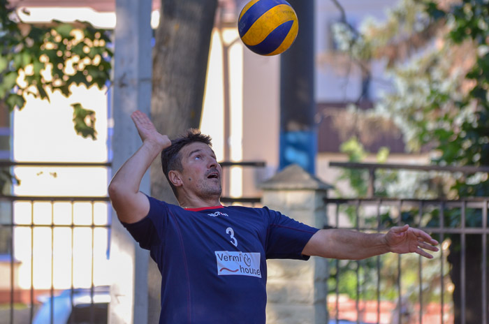 Group of people playing volleyball Группа людей играющих в волейбол