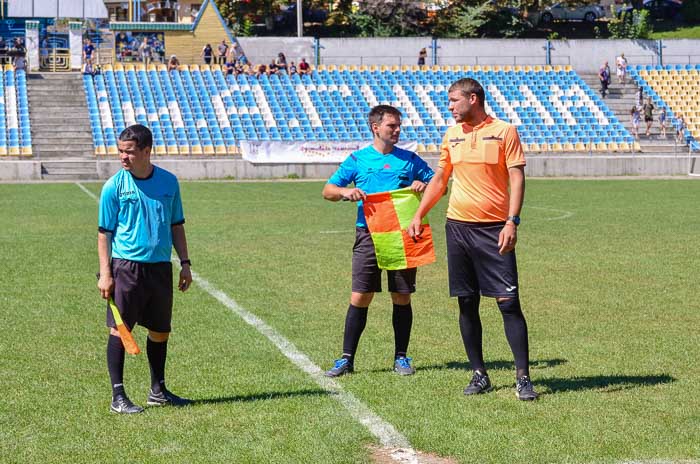 Group of people playing mini football Группа людей играющих в мини-футбол