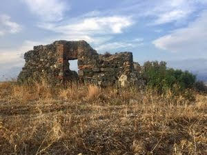 02 ruderi di una struttura in stato di rovina