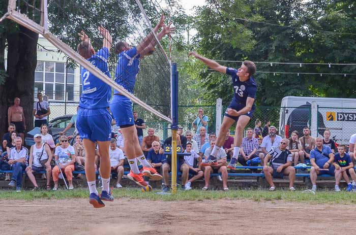 Group of people playing volleyball Группа людей играющих в волейбол