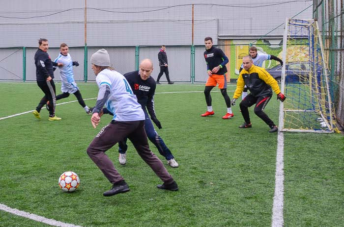 Group of people playing mini football Группа людей играющих в мини-футбол