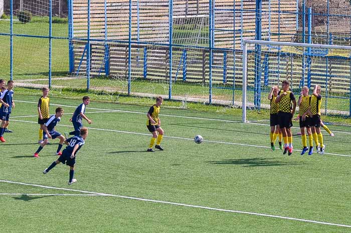 Group of people playing mini football Группа людей играющих в мини-футбол