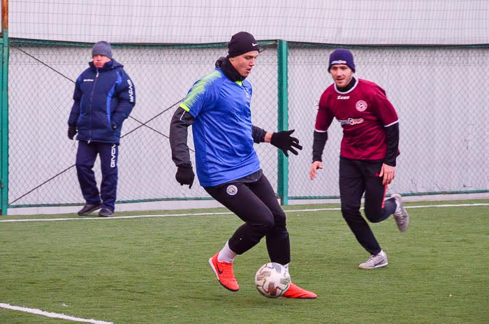 Group of people playing mini football Группа людей играющих в мини-футбол