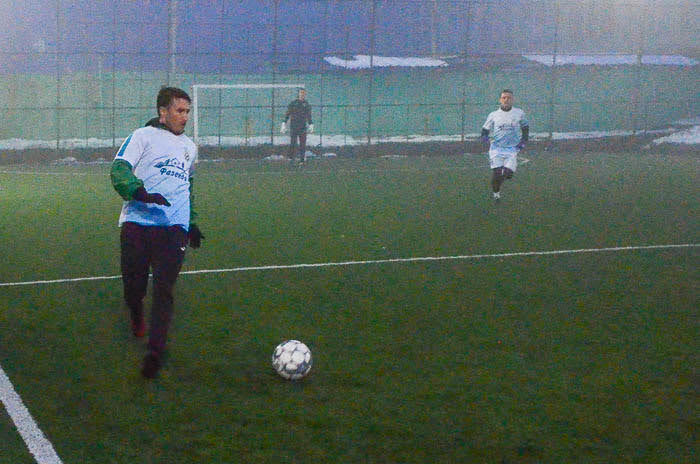 Group of people playing mini football Группа людей играющих в мини-футбол