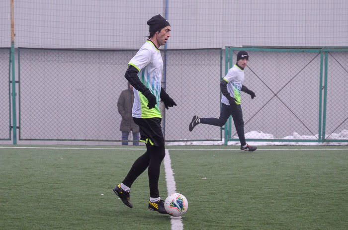 Group of people playing mini football Группа людей играющих в мини-футбол