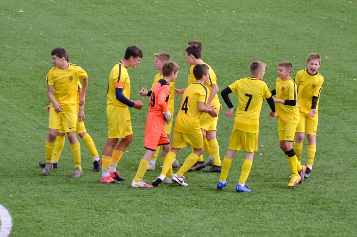 Group of people playing mini football Группа людей играющих в мини-футбол