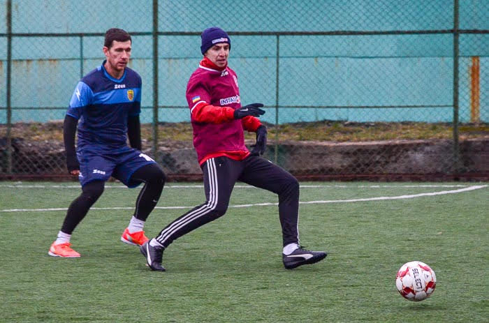 Group of people playing mini football Группа людей играющих в мини-футбол